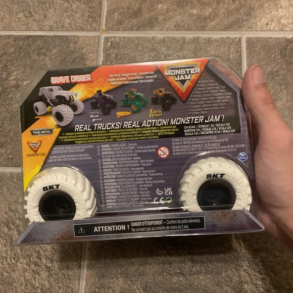 Spin Master Monster Jam WHITE GRAVE DIGGER 1/24 scale NEW 2022 release SERIES 15 - Picture 3 of 4